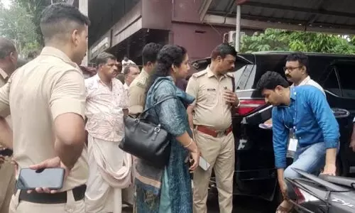 യൂത്ത് കോണ്‍ഗ്രസ് നേതാവിന്റെ സ്ഥാപനത്തിലെ റെയ്ഡ് തടഞ്ഞ 35 പ്രവര്‍ത്തകര്‍ക്കെതിരേ കേസ്