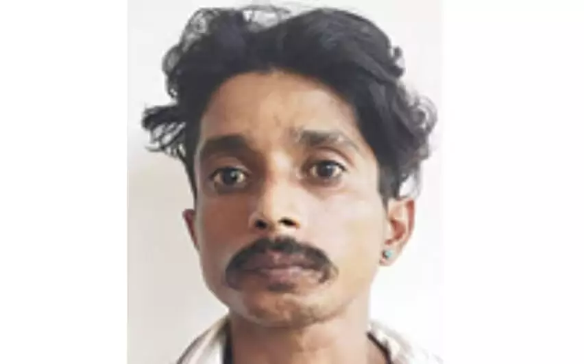 ഒളിവില് കഴിയവെ കല്യാണം കഴിച്ച് ലഹരിക്കേസ് പ്രതി; വിവാഹ ഫോട്ടോ പിന്തുടർന്ന് പൊക്കി പോലിസ് ഒളിവില് കഴിയവെ കല്യാണം കഴിച്ച് ലഹരിക്കേസ് പ്രതി; വിവാഹ ഫോട്ടോ പിന്തുടർന്ന് പൊക്കി പോലിസ്