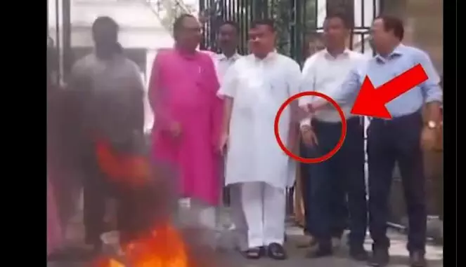 പാകിസ്താന്റെ കൊടികത്തിച്ച് ഹിന്ദുസ്താന് മുര്ദാബാദ് മുദ്രാവാക്യം വിളിച്ച് ബിജെപി നേതാവ് സുവേന്ദു അധികാരി പാകിസ്താന്റെ കൊടികത്തിച്ച് ഹിന്ദുസ്താന് മുര്ദാബാദ് മുദ്രാവാക്യം വിളിച്ച് ബിജെപി നേതാവ് സുവേന്ദു അധികാരി
