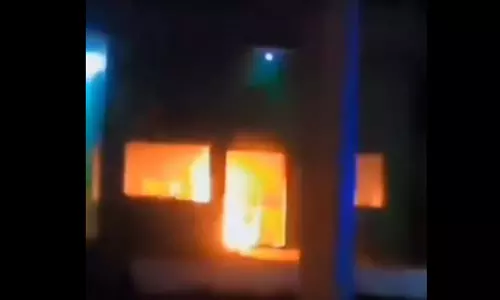 തെലങ്കാനയില് ഹിന്ദുത്വര് മദ്റസയ്ക്ക് തീയിട്ടു (വീഡിയോ) തെലങ്കാനയില് ഹിന്ദുത്വര് മദ്റസയ്ക്ക് തീയിട്ടു (വീഡിയോ)