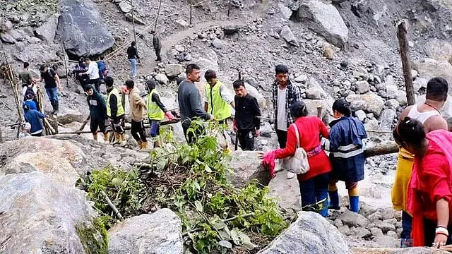 വടക്കന് സിക്കിമില് കനത്ത മഴ, മണ്ണിടിച്ചില്; ആയിരത്തിലധികം വിനോദസഞ്ചാരികള് കുടുങ്ങിക്കിടക്കുന്നു വടക്കന് സിക്കിമില് കനത്ത മഴ, മണ്ണിടിച്ചില്; ആയിരത്തിലധികം വിനോദസഞ്ചാരികള് കുടുങ്ങിക്കിടക്കുന്നു