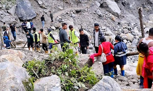 വടക്കന് സിക്കിമില് കനത്ത മഴ, മണ്ണിടിച്ചില്; ആയിരത്തിലധികം വിനോദസഞ്ചാരികള് കുടുങ്ങിക്കിടക്കുന്നു വടക്കന് സിക്കിമില് കനത്ത മഴ, മണ്ണിടിച്ചില്; ആയിരത്തിലധികം വിനോദസഞ്ചാരികള് കുടുങ്ങിക്കിടക്കുന്നു
