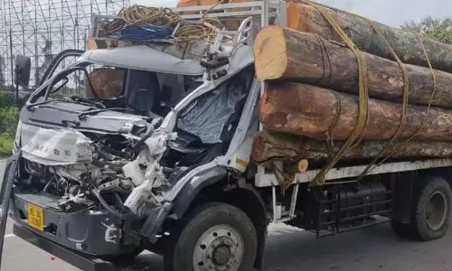 നിര്‍ത്തിയിട്ട കണ്ടെയ്‌നര്‍ ലോറിക്ക് പിറകില്‍ തടി കയറ്റി വന്ന ലോറി ഇടിച്ച് ഒരു മരണം