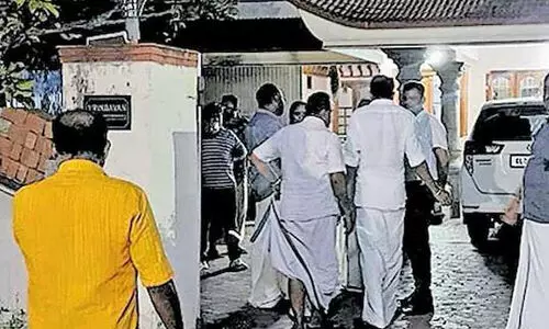 തൃശൂരില് വീടിന് നേരെ സ്ഫോടകവസ്തു എറിഞ്ഞു; ബിജെപി നേതാവ് ശോഭാ സുരേന്ദ്രന്റെ അയല്വീട്ടിലാണ് സംഭവം തൃശൂരില് വീടിന് നേരെ സ്ഫോടകവസ്തു എറിഞ്ഞു; ബിജെപി നേതാവ് ശോഭാ സുരേന്ദ്രന്റെ അയല്വീട്ടിലാണ് സംഭവം