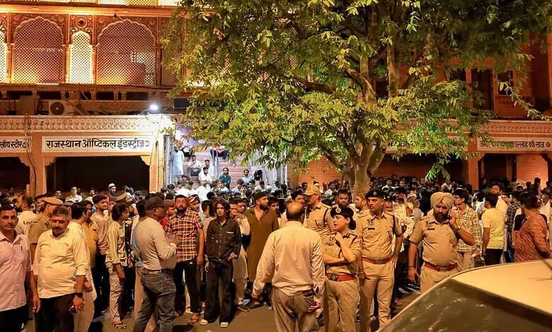 ജയ്പൂരിലെ ജുമാ മസ്ജിദിനുള്ളില് കയറി മുദ്രാവാക്യങ്ങള് മുഴക്കി ബിജെപി എംഎല്എ ജയ്പൂരിലെ ജുമാ മസ്ജിദിനുള്ളില് കയറി മുദ്രാവാക്യങ്ങള് മുഴക്കി ബിജെപി എംഎല്എ