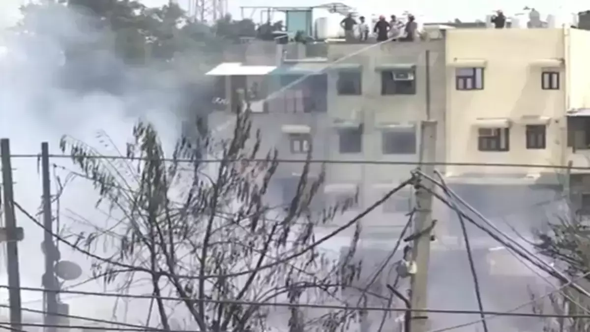 ഡല്ഹിയിലെ ചേരിയില് വന് തീപിടിത്തം; രണ്ട് കുട്ടികള് വെന്തുമരിച്ചു; ആയിരത്തോളം കുടിലുകള് കത്തിനശിച്ചു; നിരവധി പേര്ക്ക് പരിക്ക് ഡല്ഹിയിലെ ചേരിയില് വന് തീപിടിത്തം; രണ്ട് കുട്ടികള് വെന്തുമരിച്ചു; ആയിരത്തോളം കുടിലുകള് കത്തിനശിച്ചു; നിരവധി പേര്ക്ക് പരിക്ക്