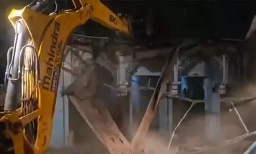 ഉത്തരാഖണ്ഡില്‍ പാതിരാത്രി ദര്‍ഗ പൊളിച്ചു (വീഡിയോ)