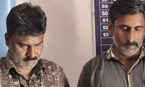 ചെന്നൈ-കൊല്ലം എക്സ്പ്രസില്നിന്ന് 34 ലക്ഷം രൂപ പിടിച്ചെടുത്തു; രണ്ട് തമിഴ്നാട് സ്വദേശികള് പിടിയില് ചെന്നൈ-കൊല്ലം എക്സ്പ്രസില്നിന്ന് 34 ലക്ഷം രൂപ പിടിച്ചെടുത്തു; രണ്ട് തമിഴ്നാട് സ്വദേശികള് പിടിയില്