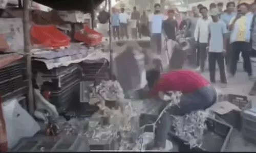 മുസ്ലിം ഉടമസ്ഥതയിലുള്ള കട തകര്ത്ത് ഹിന്ദുത്വര് (വീഡിയോ) മുസ്ലിം ഉടമസ്ഥതയിലുള്ള കട തകര്ത്ത് ഹിന്ദുത്വര് (വീഡിയോ)