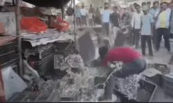 മുസ്‌ലിം ഉടമസ്ഥതയിലുള്ള കട തകര്‍ത്ത് ഹിന്ദുത്വര്‍ (വീഡിയോ)