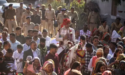 കുതിരപ്പുറത്ത് പോവുകയായിരുന്ന ദലിത് വരന് നേരെ കല്ലേറ്; മൂന്നു സവര്ണര്ക്കെതിരെ കേസ് കുതിരപ്പുറത്ത് പോവുകയായിരുന്ന ദലിത് വരന് നേരെ കല്ലേറ്; മൂന്നു സവര്ണര്ക്കെതിരെ കേസ്