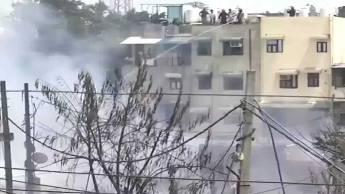 ഡല്‍ഹിയിലെ ചേരിയില്‍ വന്‍ തീപിടിത്തം; രണ്ട് കുട്ടികള്‍ വെന്തുമരിച്ചു; ആയിരത്തോളം കുടിലുകള്‍ കത്തിനശിച്ചു; നിരവധി പേര്‍ക്ക് പരിക്ക്