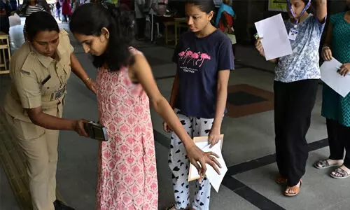 റെയില്വേ പരീക്ഷയില് മൊബൈലിനും ആഭരണങ്ങള്ക്കും താലിമാലയ്ക്കും വിലക്ക്; ഹിന്ദു വിരുദ്ധമെന്ന് വിഎച്ച്പി റെയില്വേ പരീക്ഷയില് മൊബൈലിനും ആഭരണങ്ങള്ക്കും താലിമാലയ്ക്കും വിലക്ക്; ഹിന്ദു വിരുദ്ധമെന്ന് വിഎച്ച്പി