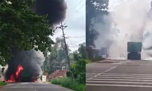 ടിപ്പര് ലോറിക്ക് പിന്നിലിടിച്ച് ടോറസ് കത്തി നശിച്ചു ടിപ്പര് ലോറിക്ക് പിന്നിലിടിച്ച് ടോറസ് കത്തി നശിച്ചു