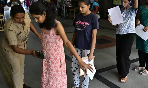 റെയില്‍വേ പരീക്ഷയില്‍ മൊബൈലിനും ആഭരണങ്ങള്‍ക്കും താലിമാലയ്ക്കും വിലക്ക്; ഹിന്ദു വിരുദ്ധമെന്ന് വിഎച്ച്പി