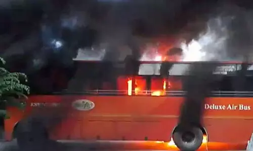 ആറ്റിങ്ങലില് കെഎസ്ആര്ടിസി സ്വിഫ്റ്റ് ബസിന് തീപിടിച്ചു ആറ്റിങ്ങലില് കെഎസ്ആര്ടിസി സ്വിഫ്റ്റ് ബസിന് തീപിടിച്ചു
