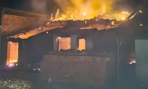 ലവ് ജിഹാദ് ആരോപിച്ച് മുസ്ലിം യുവാവിന്റെ വീടിന് തീയിട്ടു, പോലിസ് വാഹനങ്ങള് തകര്ത്തു ലവ് ജിഹാദ് ആരോപിച്ച് മുസ്ലിം യുവാവിന്റെ വീടിന് തീയിട്ടു, പോലിസ് വാഹനങ്ങള് തകര്ത്തു