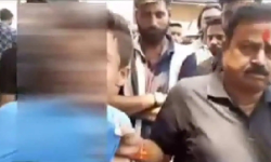 സ്കൂള് വിട്ടു വരുകയായിരുന്ന മുസ്ലിം വിദ്യാര്ഥിയെ പിടിച്ചുകൊണ്ടുപോയി പാക് പതാകയില് മൂത്രമൊഴിപ്പിച്ച് ഹിന്ദുത്വര് (video) സ്കൂള് വിട്ടു വരുകയായിരുന്ന മുസ്ലിം വിദ്യാര്ഥിയെ പിടിച്ചുകൊണ്ടുപോയി പാക് പതാകയില് മൂത്രമൊഴിപ്പിച്ച് ഹിന്ദുത്വര് (video)