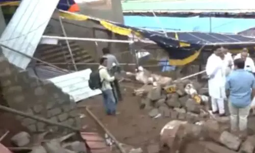 ആന്ധ്രയില് ക്ഷേത്രമതില് തകര്ന്നുവീണ് എട്ടുപേര് മരിച്ചു ആന്ധ്രയില് ക്ഷേത്രമതില് തകര്ന്നുവീണ് എട്ടുപേര് മരിച്ചു