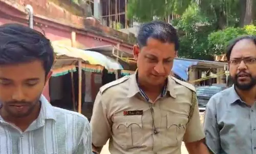 റെയിൽവേ സ്റ്റേഷനിൽ രഹസ്യമായി പാക്കിസ്താൻ പതാക സ്ഥാപിച്ച രണ്ട് സനാതനികൾ അറസ്റ്റിൽ റെയിൽവേ സ്റ്റേഷനിൽ രഹസ്യമായി പാക്കിസ്താൻ പതാക സ്ഥാപിച്ച രണ്ട് സനാതനികൾ അറസ്റ്റിൽ