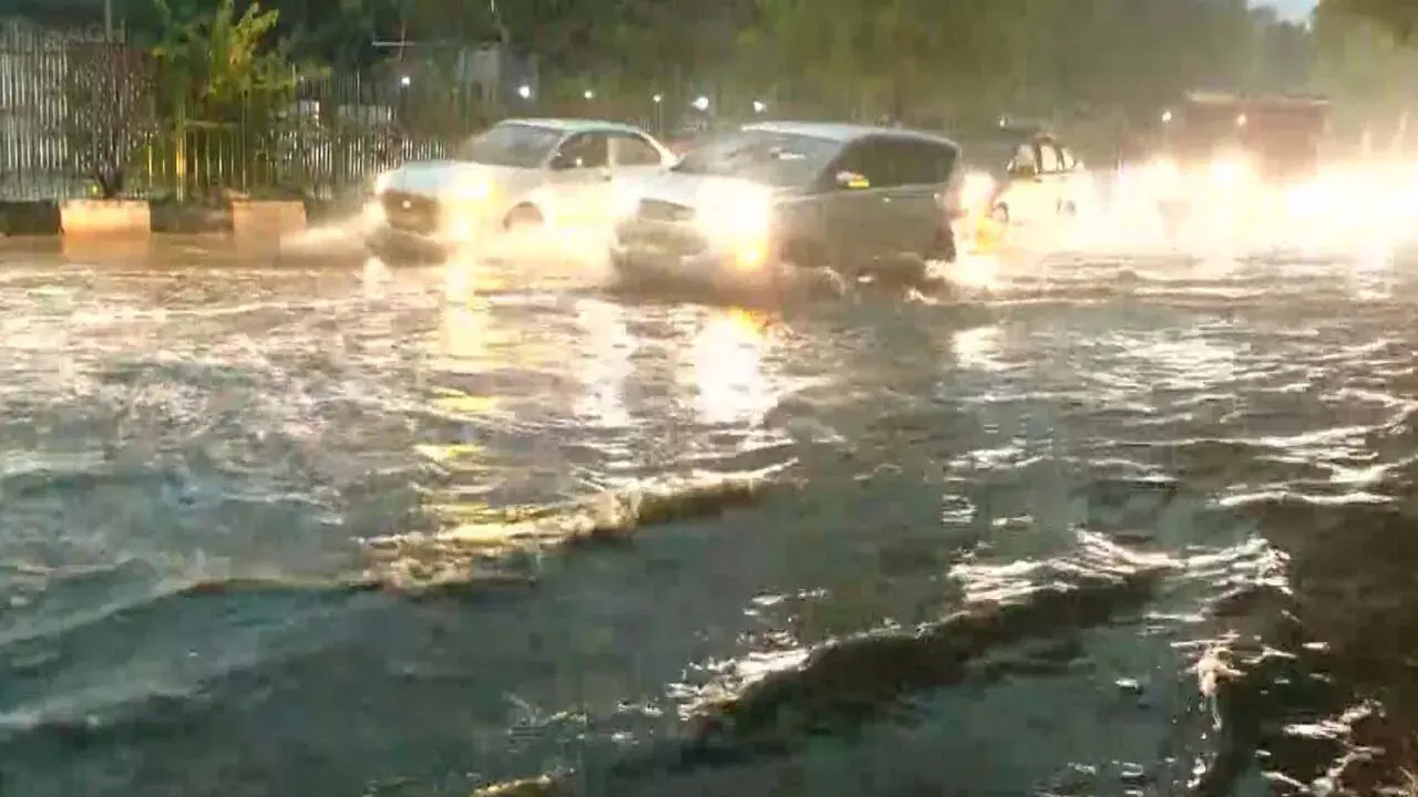 ഡല്ഹിയില് കനത്ത മഴ; നാലു മരണം (വീഡിയോ) ഡല്ഹിയില് കനത്ത മഴ; നാലു മരണം (വീഡിയോ)