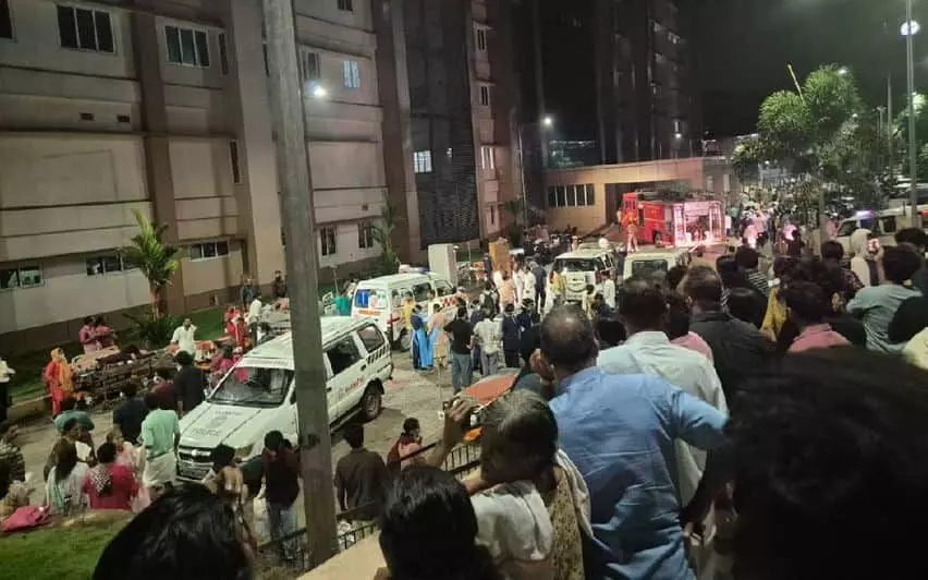 കോഴിക്കോട് മെഡിക്കൽ കോളജിൽ അത്യാഹിത വിഭാഗത്തിൽ പുക; ആളുകളെ ഒഴിപ്പിക്കുന്നു കോഴിക്കോട് മെഡിക്കൽ കോളജിൽ അത്യാഹിത വിഭാഗത്തിൽ പുക; ആളുകളെ ഒഴിപ്പിക്കുന്നു