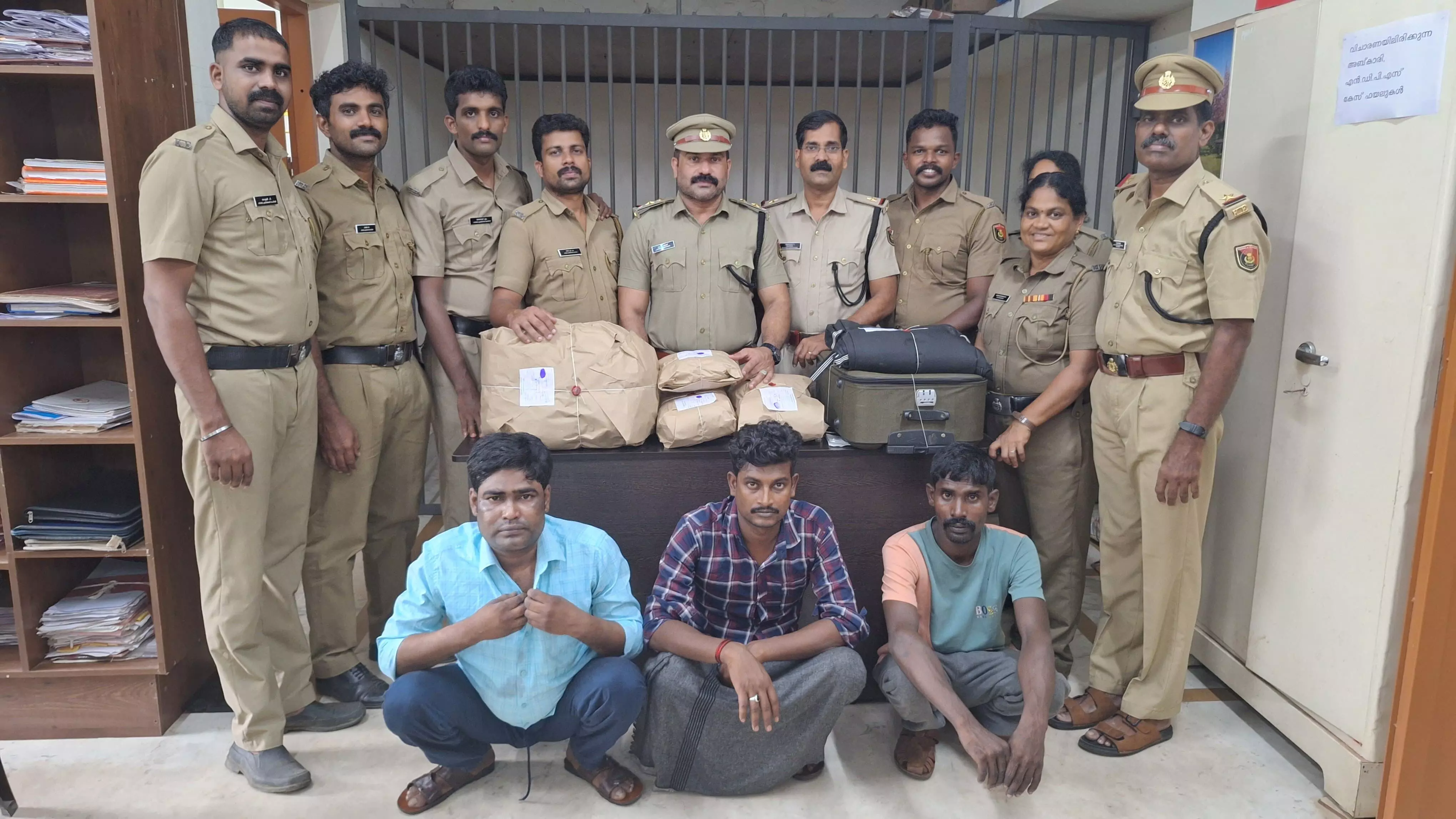 12 കിലോ കഞ്ചാവുമായി മൂന്ന് ബംഗാള്‍ സ്വദേശികള്‍ പിടിയില്‍