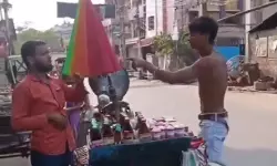 ജയ് ശ്രീറാം വിളിക്കാൻ നാട്ടുകാരെ നിർബന്ധിച്ച് തുണിയില്ലാതെ റോഡിൽ നടന്ന് ഹിന്ദുത്വൻ (വീഡിയോ) ജയ് ശ്രീറാം വിളിക്കാൻ നാട്ടുകാരെ നിർബന്ധിച്ച് തുണിയില്ലാതെ റോഡിൽ നടന്ന് ഹിന്ദുത്വൻ (വീഡിയോ)