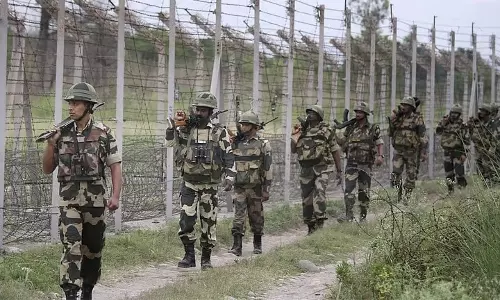 പാക് റേഞ്ചറെ കസ്റ്റഡിയിലെടുത്ത് ഇന്ത്യന് സേന പാക് റേഞ്ചറെ കസ്റ്റഡിയിലെടുത്ത് ഇന്ത്യന് സേന
