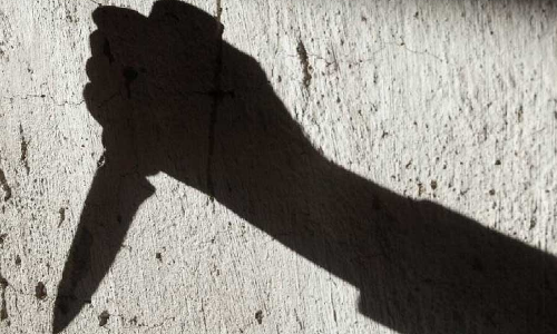 കോഴിക്കോട് മൂന്ന് പേരെ കുത്തി അയല്‍വാസി; ഒരാളുടെ നില ഗുരുതരം