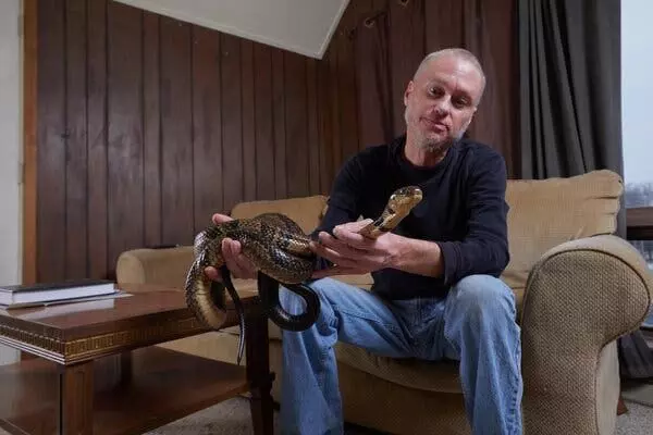 200 ഓളം പാമ്പുകളുടെ കടിയേറ്റ ടിം ഫ്രീഡിന്റെ രക്തം ആന്റി വെനം ; മെഡിക്കല്‍ രംഗത്ത് താരം; മരണത്തെ തോല്‍പ്പിച്ച വിദഗ്ദ്ധന്‍