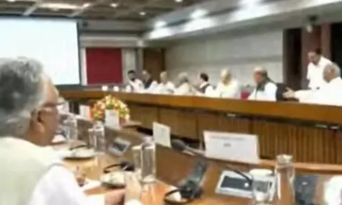 ഓരോ ഇന്ത്യന് പൗരനും ഐക്യത്തോടെ നില്ക്കേണ്ടതുണ്ട്; സര്വകക്ഷി യോഗം അവസാനിച്ചു ഓരോ ഇന്ത്യന് പൗരനും ഐക്യത്തോടെ നില്ക്കേണ്ടതുണ്ട്; സര്വകക്ഷി യോഗം അവസാനിച്ചു