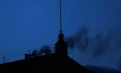 വത്തിക്കാനില് കറുത്ത പുക; ഒന്നാംഘട്ട വോട്ടെടുപ്പില് മാര്പാപ്പയെ തിരഞ്ഞെടുക്കാനായില്ല വത്തിക്കാനില് കറുത്ത പുക; ഒന്നാംഘട്ട വോട്ടെടുപ്പില് മാര്പാപ്പയെ തിരഞ്ഞെടുക്കാനായില്ല