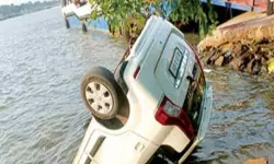 ജങ്കാറില് കയറാന് പിന്നോട്ടെടുത്ത കാര് നിയന്ത്രണം വിട്ട് പുഴയില് വീണു (വീഡിയോ) ജങ്കാറില് കയറാന് പിന്നോട്ടെടുത്ത കാര് നിയന്ത്രണം വിട്ട് പുഴയില് വീണു (വീഡിയോ)