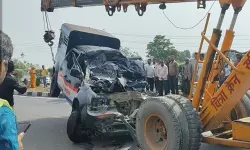 പോലിസ് വാഹനം ടാങ്കറില് ഇടിച്ച് മൂന്നു പോലിസുകാരും പ്രതിയും മരിച്ചു പോലിസ് വാഹനം ടാങ്കറില് ഇടിച്ച് മൂന്നു പോലിസുകാരും പ്രതിയും മരിച്ചു