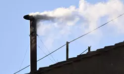 വത്തിക്കാനില് വെളുത്ത പുക; പുതിയ മാര്പാപ്പയെ തിരഞ്ഞെടുത്തു വത്തിക്കാനില് വെളുത്ത പുക; പുതിയ മാര്പാപ്പയെ തിരഞ്ഞെടുത്തു