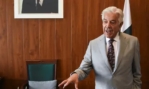 ഇന്ത്യയുടെ വിമാനങ്ങള് വീഴ്ത്തിയതിന് തെളിവ് സോഷ്യല് മീഡിയയിലുണ്ടെന്ന് പാകിസ്താന് പ്രതിരോധമന്ത്രി ഇന്ത്യയുടെ വിമാനങ്ങള് വീഴ്ത്തിയതിന് തെളിവ് സോഷ്യല് മീഡിയയിലുണ്ടെന്ന് പാകിസ്താന് പ്രതിരോധമന്ത്രി