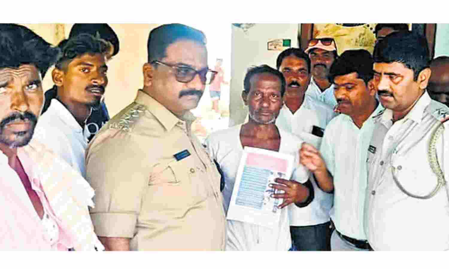 മുദ്ദബല്ലിയില് തൊട്ടുകൂടായ്മ ഒഴിവാക്കാന് ധാരണ; ബാര്ബര് ഷോപ്പുകള് തുറന്നു മുദ്ദബല്ലിയില് തൊട്ടുകൂടായ്മ ഒഴിവാക്കാന് ധാരണ; ബാര്ബര് ഷോപ്പുകള് തുറന്നു