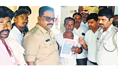 മുദ്ദബല്ലിയില് തൊട്ടുകൂടായ്മ ഒഴിവാക്കാന് ധാരണ; ബാര്ബര് ഷോപ്പുകള് തുറന്നു മുദ്ദബല്ലിയില് തൊട്ടുകൂടായ്മ ഒഴിവാക്കാന് ധാരണ; ബാര്ബര് ഷോപ്പുകള് തുറന്നു