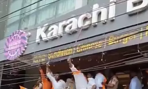 ഹൈദരാബാദിലെ കറാച്ചി ബേക്കറിയുടെ ബോര്ഡ് ബിജെപിക്കാര് തകര്ത്തു; തങ്ങള് ഇന്ത്യക്കാരെന്ന് ഉടമകളായ രാജേഷ് രാംനാനിയും ഹരീഷ് രാംനാനിയും ഹൈദരാബാദിലെ കറാച്ചി ബേക്കറിയുടെ ബോര്ഡ് ബിജെപിക്കാര് തകര്ത്തു; തങ്ങള് ഇന്ത്യക്കാരെന്ന് ഉടമകളായ രാജേഷ് രാംനാനിയും ഹരീഷ് രാംനാനിയും