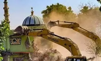 നേപ്പാള്‍ അതിര്‍ത്തിയില്‍ പള്ളികളും മദ്‌റസകളും പൊളിച്ചു മാറ്റി യോഗി സര്‍ക്കാരിന്റെ ബുളഡോസര്‍രാജ്