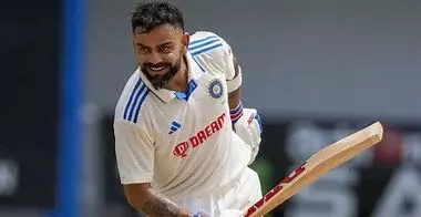 വിരാട് കോഹ് ലിക്ക് ആദരം; കൊല്ക്കത്തയ്ക്കെതിരായ മല്സരത്തില് വെള്ള ജഴ്സി അണിഞ്ഞെത്താന് ആരാധകര് വിരാട് കോഹ് ലിക്ക് ആദരം; കൊല്ക്കത്തയ്ക്കെതിരായ മല്സരത്തില് വെള്ള ജഴ്സി അണിഞ്ഞെത്താന് ആരാധകര്