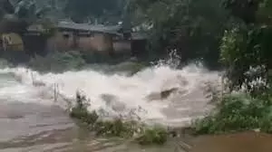 കോഴിക്കോട് മലയോരമേഖലയില്‍ കനത്ത മഴ; ഇരുവഴഞ്ഞിപ്പുഴയിലും മുത്തപ്പന്‍ പുഴയിലും മലവെള്ളപ്പാച്ചില്‍