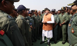 സൈനികരെ നേരിട്ടെത്തി അഭിനന്ദിച്ച് പ്രധാനമന്ത്രി