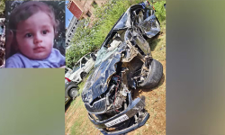 കാര്‍ ഡിവൈഡറിലിടിച്ച് മറിഞ്ഞു, പിന്നാലെ ബസ് പാഞ്ഞുകയറി; ഒരു വയസുകാരന്‍ മരിച്ചു