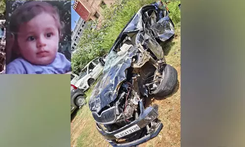 കാര് ഡിവൈഡറിലിടിച്ച് മറിഞ്ഞു, പിന്നാലെ ബസ് പാഞ്ഞുകയറി; ഒരു വയസുകാരന് മരിച്ചു കാര് ഡിവൈഡറിലിടിച്ച് മറിഞ്ഞു, പിന്നാലെ ബസ് പാഞ്ഞുകയറി; ഒരു വയസുകാരന് മരിച്ചു