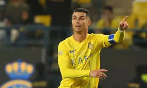 റൊണാള്ഡോയുടെ അഭാവത്തില് ഇറങ്ങിയ അല് നസറിന് ഭീമന് ജയം; താരത്തിനെതിരേ ആരാധകര് റൊണാള്ഡോയുടെ അഭാവത്തില് ഇറങ്ങിയ അല് നസറിന് ഭീമന് ജയം; താരത്തിനെതിരേ ആരാധകര്