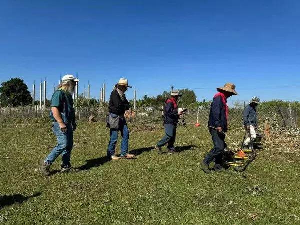ലാവോസിലെ ഒരു സ്‌കൂള്‍ നിര്‍മാണ പദ്ധതി പ്രദേശത്ത് മൈനുകള്‍ കണ്ടെത്തുന്നതിനായി, യുഎസ് ആസ്ഥാനമായുള്ള അക്വാ സര്‍വേയിലെ തൊഴിലാളികളോടൊപ്പം ഡോണ്‍ സൂപര്‍(ഇടത്തുനിന്ന് രണ്ടാമത്), ജോണ്‍ ജോണ്‍സ് (ഇടത്തേ അറ്റത്ത്) എന്നിവര്‍ എത്തുന്നു