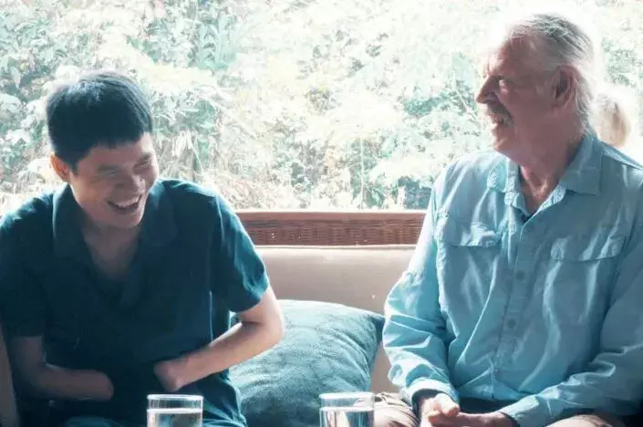 കുഴിബോംബ് സ്‌ഫോടനത്തില്‍ ഗുരുതരമായി പരിക്കേറ്റ നിരവധി പേരില്‍ ഒരാളായ ഫോങ്‌സാവത് പോങ് മണിതോങ്ങുമായി ഡോണ്‍ സൂപര്‍ സംസാരിക്കുന്നു.