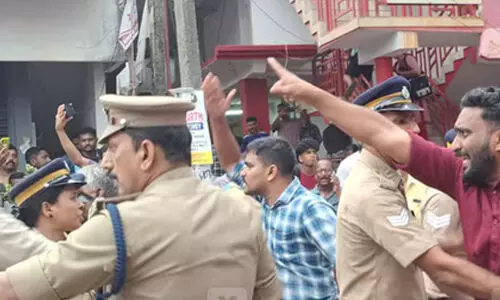 കണ്ണൂര് മലപ്പട്ടത്ത് യൂത്ത് കോണ്ഗ്രസ്-സിപിഎം സംഘര്ഷം കണ്ണൂര് മലപ്പട്ടത്ത് യൂത്ത് കോണ്ഗ്രസ്-സിപിഎം സംഘര്ഷം